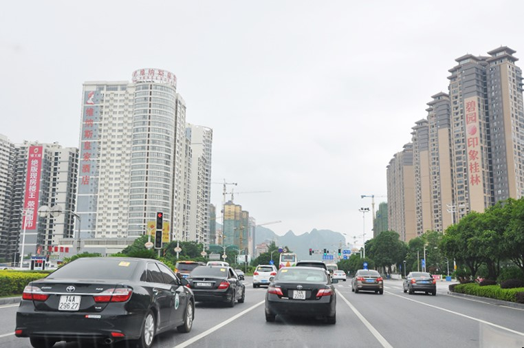 Xe du lịch tự lái Việt Nam tham gia giao thông tại TP Quế Lâm (Trung Quốc) năm 2018. Ảnh: Thu Nguyên