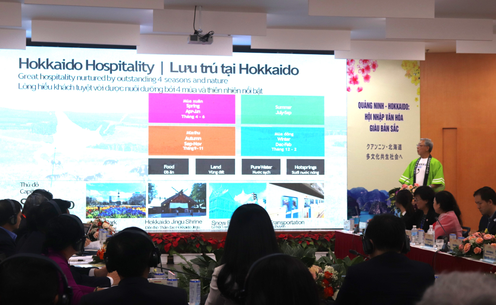 Ông Koganezawa Kenji, Chủ tịch Tổ chức Xúc tiến Du lịch Hokkaido phát biểu về “Xu hướng mới về du lịch quốc tế và chính sách du lịch của tỉnh Hokkaido”.