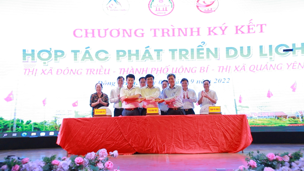Lãnh đạo TX Đông Triều - TP Uông Bí - TX Quảng Yên ký kết hợp tác phát triển du lịch, tháng 9/2022. (Ảnh: Đào Linh)