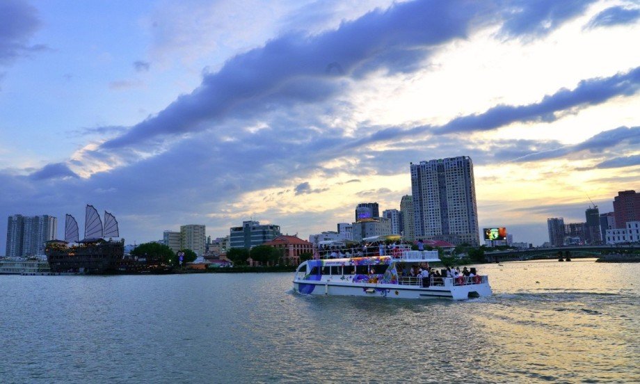 Tàu hai tầng đưa du khách du ngoạn sông Sài Gòn lúc xế chiều.