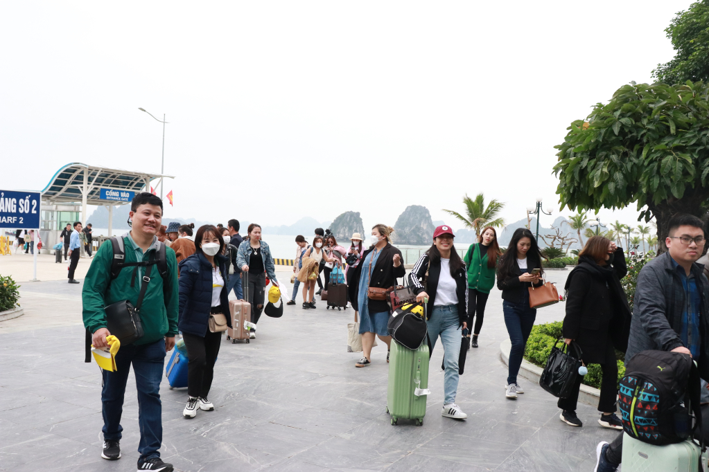 Du khách tham quan Đình Quan Lạn, huyện Quan Lạn.