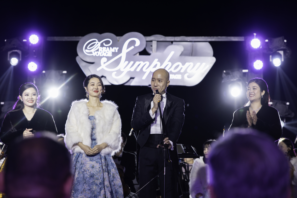 Nhạc trưởng Đồng Quang Vinh và vợ cùng chia sẻ những cảm xúc khi biểu diễn trên Vịnh Hạ Long.