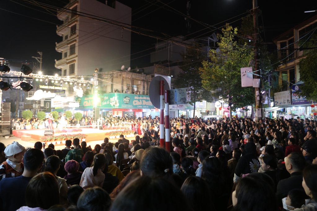Chương trình nghệ thuật “Chào năm mới 2024” tại phố đi bộ phường Trần Phú, TP Móng Cái thu hút đông đảo nhân dân, du khách