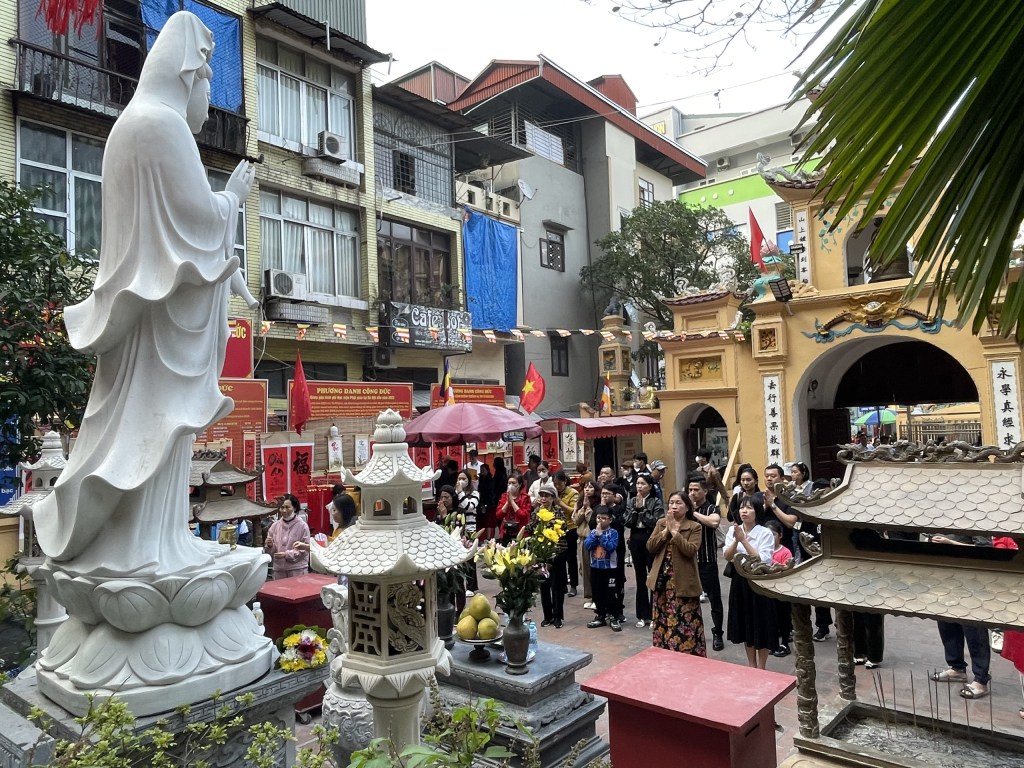 Du khách tham quan, chiêm bái tại chùa Long Tiên, TP Hạ Long.